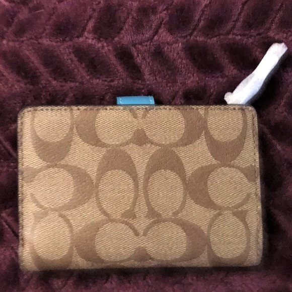 COACH NWT Medium Corner Zip Wallet - Picture 4 of 5